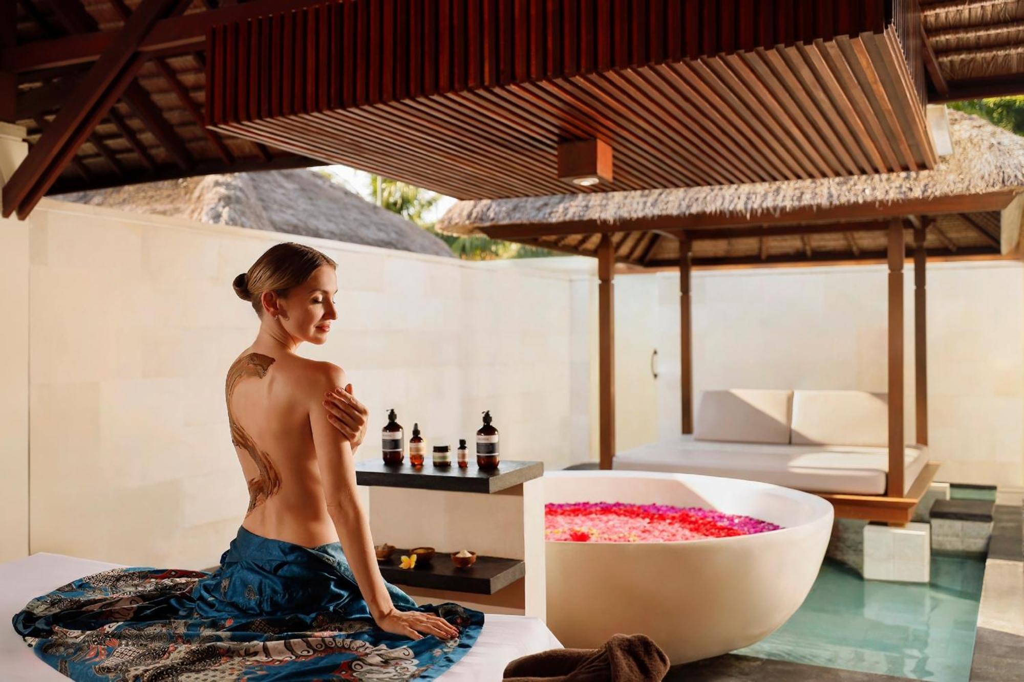 누사두아 비치 호텔 앤드 스파, 발리 외부 사진 A spa treatment