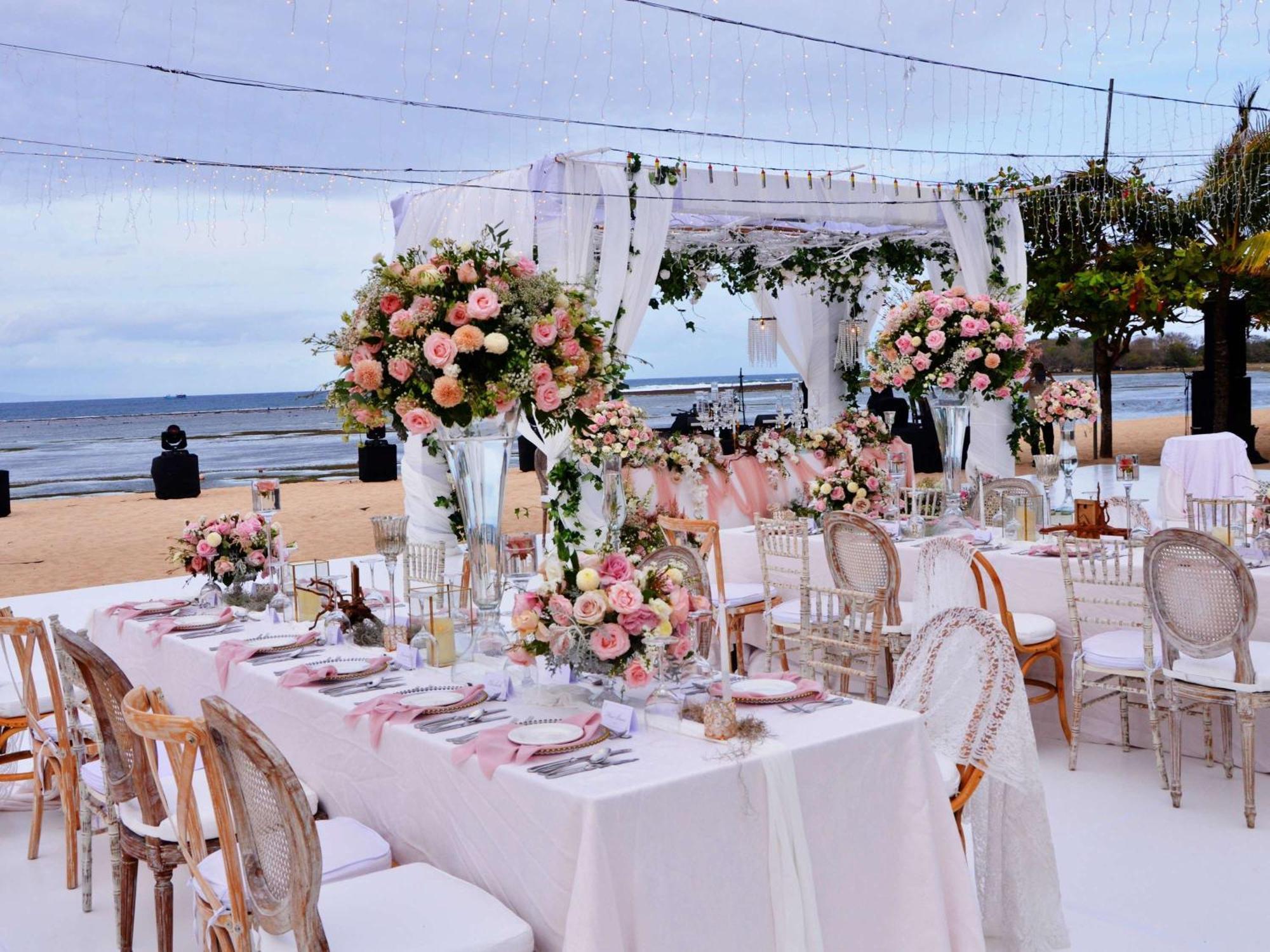누사두아 비치 호텔 앤드 스파, 발리 외부 사진 A beach wedding reception